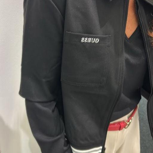 Chaqueta negra retro Guess.