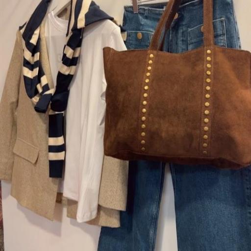 Bolso Shooper tachas antelina. [3]