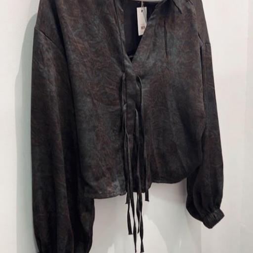 Blusa corta lazos Nekane. [2]