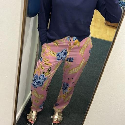 Pantalón rosa flores Lola Casademunt.  [1]