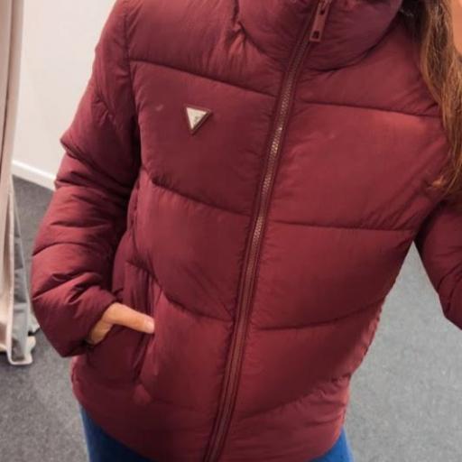 Chaqueta plumifero Burdeos Guess.