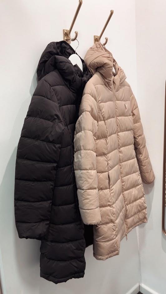 Chaqueta plumifero largo Negro / Beige Guess.