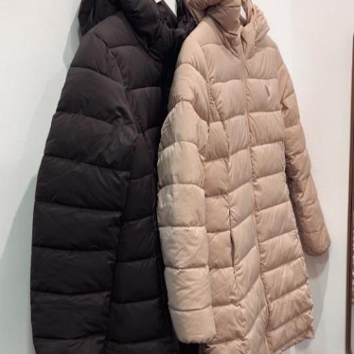 Chaqueta plumifero largo Negro / Beige Guess.