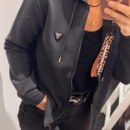 Sudadera Básica Negra Guess. [1]