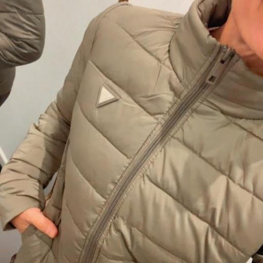Chaqueta plumifero Verde Guess.