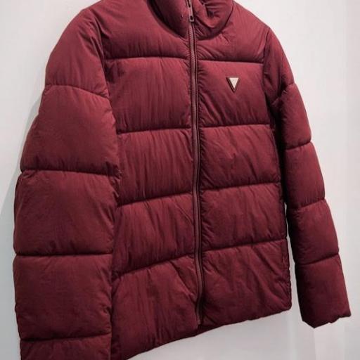 Chaqueta plumifero Burdeos Guess. [1]