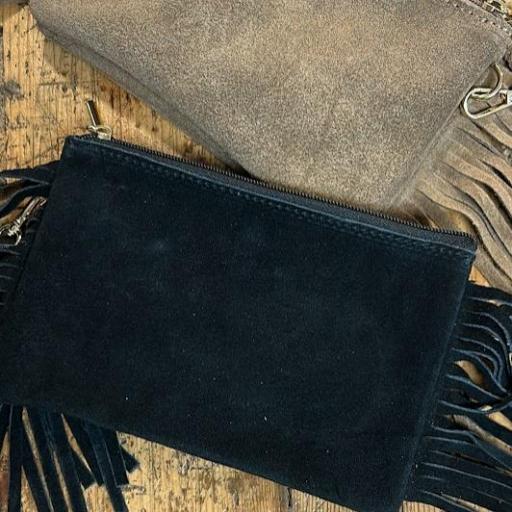 Bolso ante mini flecos. 