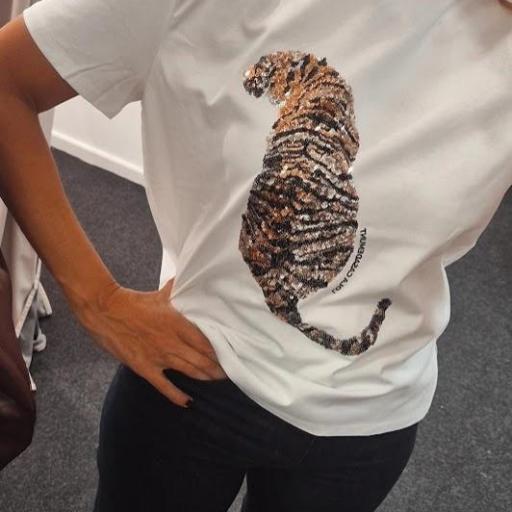 Camiseta tigre pedreria Lola Casademunt.  [1]