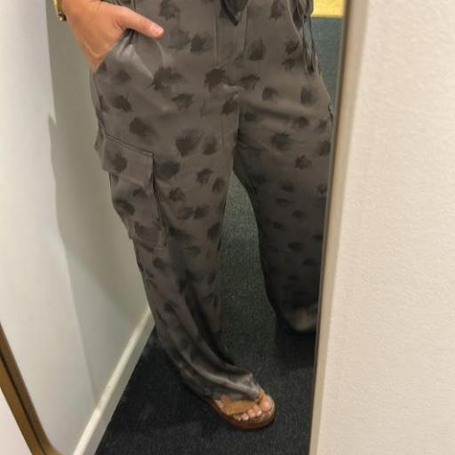 Pantalón Secret cargo Satinado Nekane.
