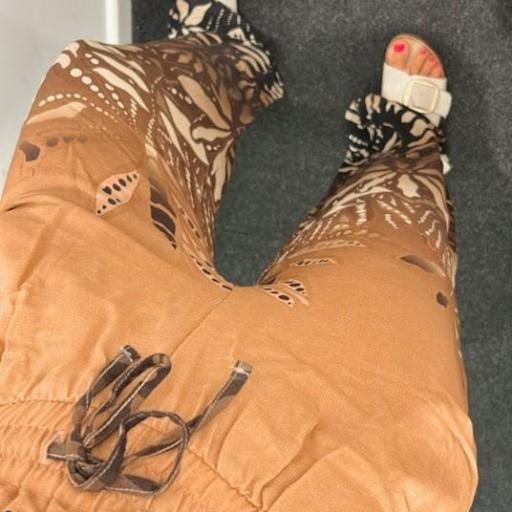 Pantalón estampado Brown Flamingo. [2]