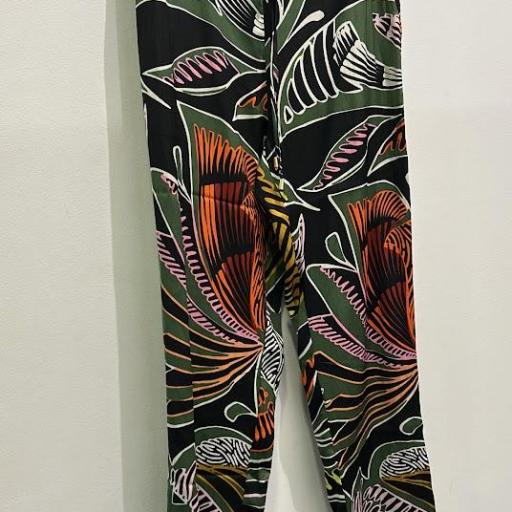 Pantalón jogger estampado  Lola Casademunt.  [1]