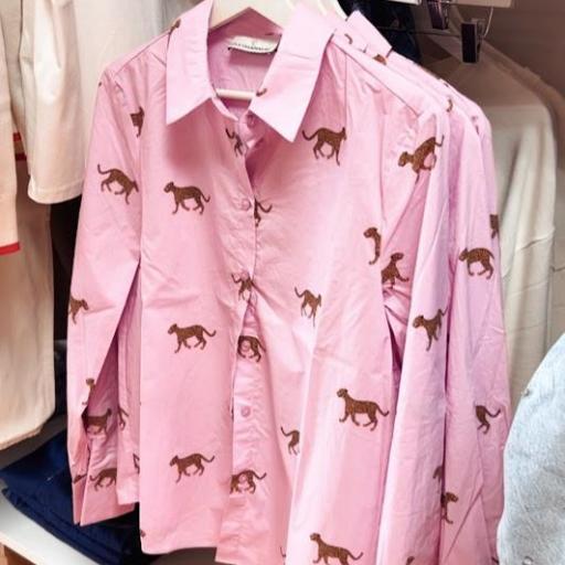 Camisa animal print rosa Lola Casademunt.  [3]