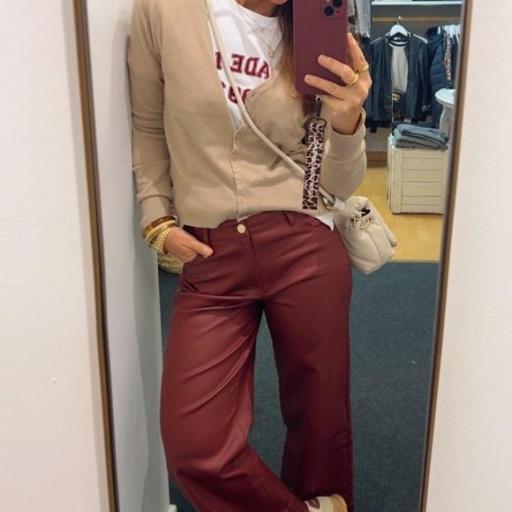 Pantalón Rojo encerado Lola Casademunt.  [3]