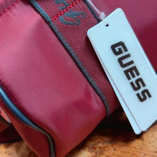 Bolso retro Burdeos Guess. [1]