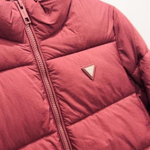 Chaqueta plumifero Burdeos Guess. [3]