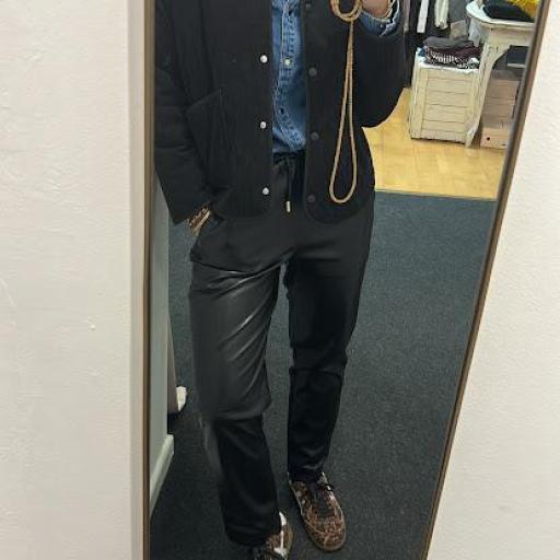 Pantalón jogger efecto piel Lola Casademunt.  [2]