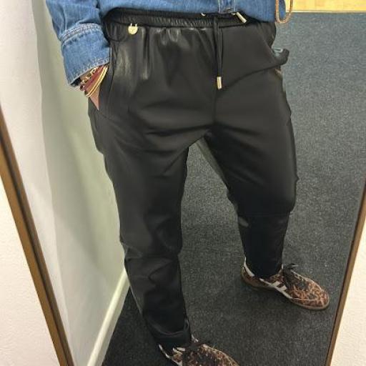 Pantalón jogger efecto piel Lola Casademunt.  [1]