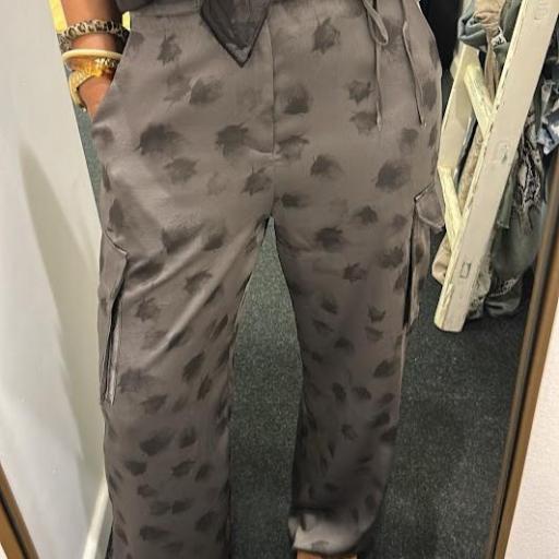 Pantalón Secret cargo Satinado Nekane. [2]