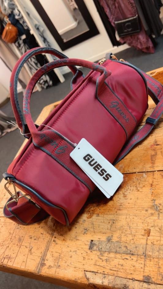 Bolso retro Burdeos Guess.