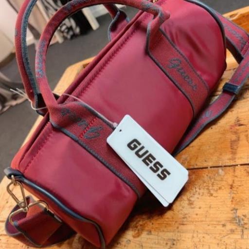 Bolso retro Burdeos Guess.
