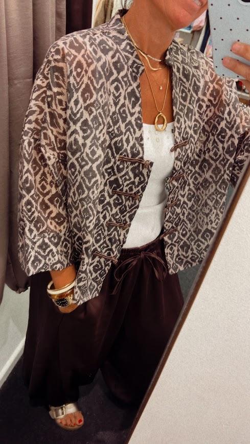 Blusa semitranparente con alamares.