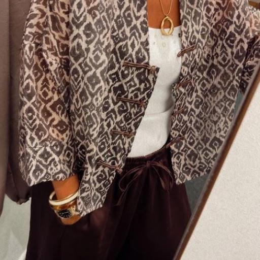 Blusa semitranparente con alamares.