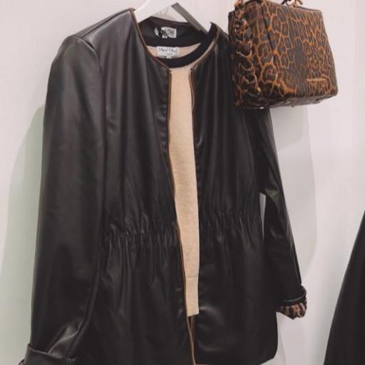 Chaqueta simil piel negra Mimimua. [3]