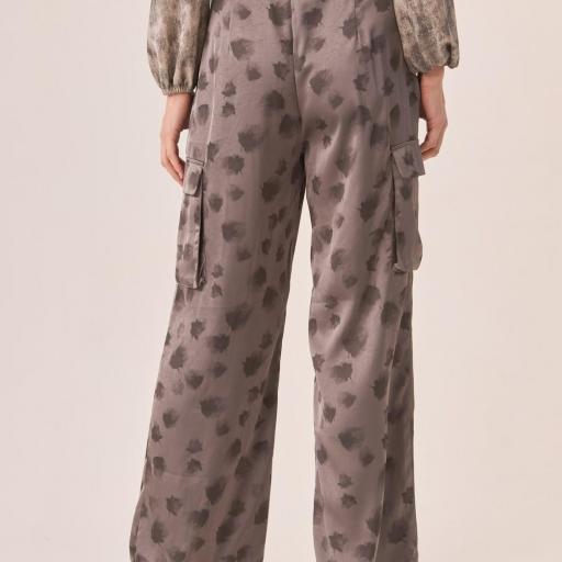 Pantalón Secret cargo Satinado Nekane. [3]