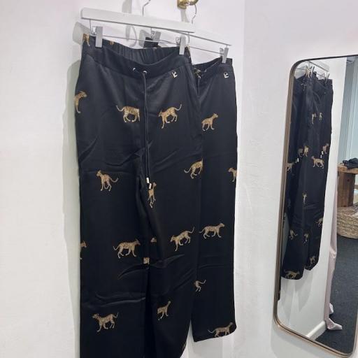 Pantalón negro pantera Lola Casademunt.  [1]