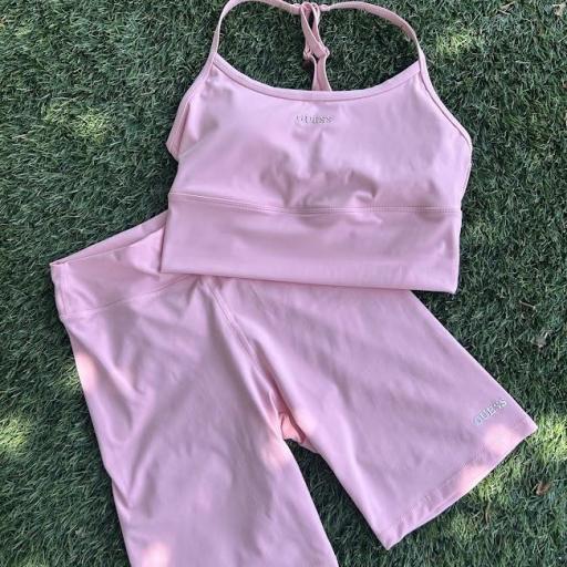 Short gym rosa Guess.