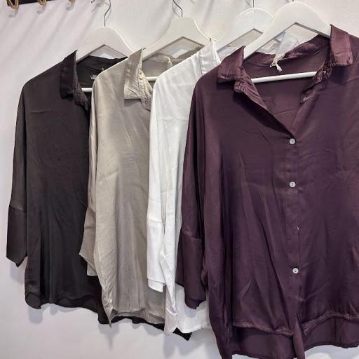 Blusa satinada .