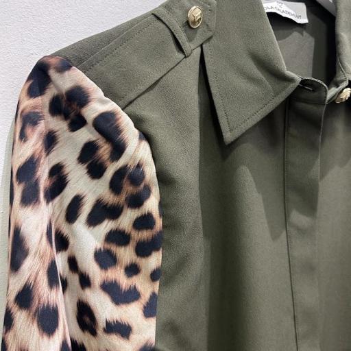 Camisa kaki combinada leopardo Lola Casademunt. [3]