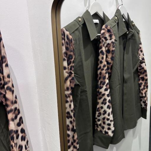 Camisa kaki combinada leopardo Lola Casademunt.