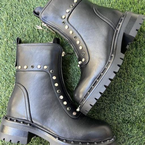 Bota negra Lola Casademunt.
