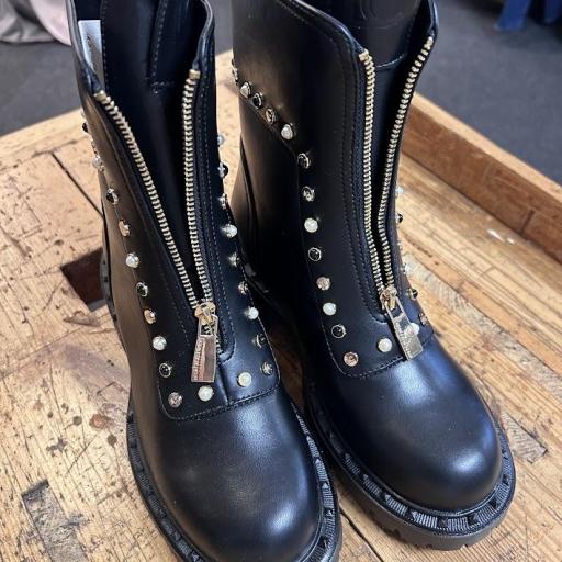 Bota negra Lola Casademunt. [3]