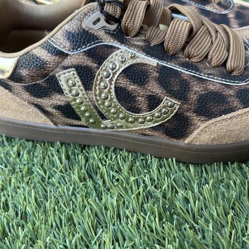 Deportivas tachas y animal print Lola Casademunt.