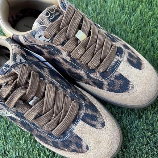 Deportivas tachas y animal print Lola Casademunt. [2]