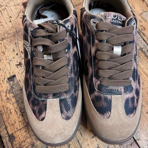 Deportivas tachas y animal print Lola Casademunt. [3]