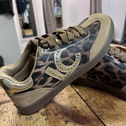 Deportivas tachas y animal print Lola Casademunt. [1]
