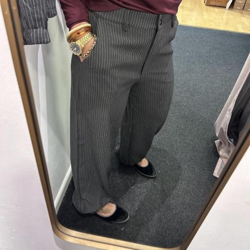 Pantalón gris raya Freequent. [2]