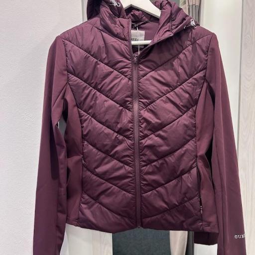 Chaqueta granate Guess.  [0]