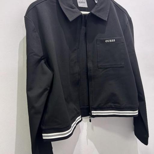 Chaqueta negra retro Guess.  [2]