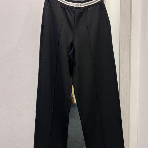 Pantalón deportivo recto Guess.