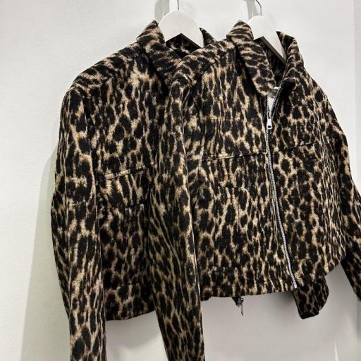 Chaqueta RIzz Animal print Tiffosi. 