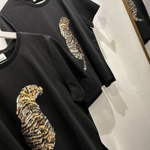 Camiseta tigre pedreria Lola Casademunt. 