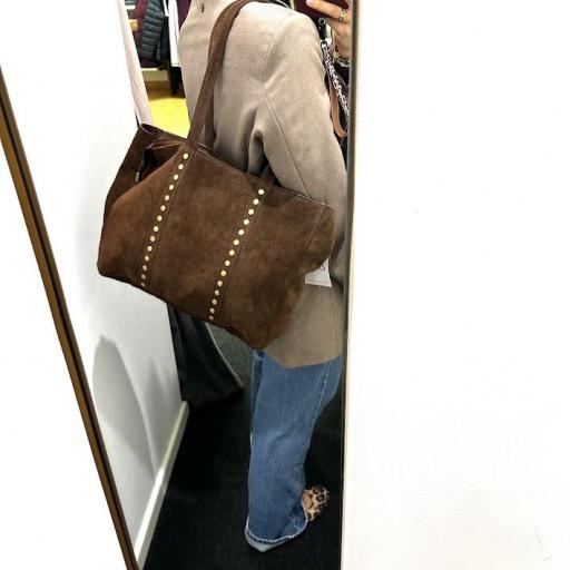 Bolso Shooper tachas antelina. [2]