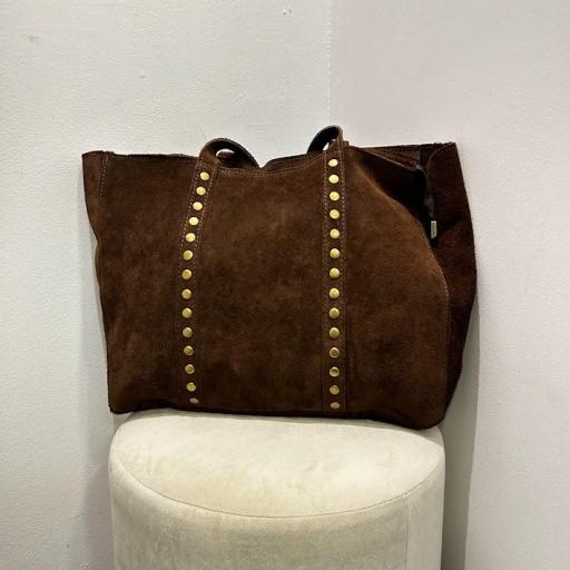 Bolso Shooper tachas antelina.