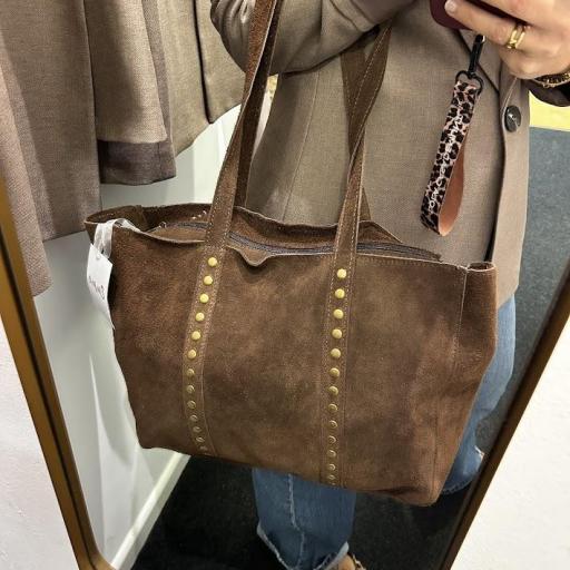 Bolso Shooper tachas antelina. [1]