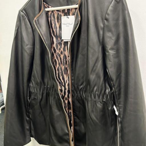 Chaqueta simil piel negra Mimimua. [2]