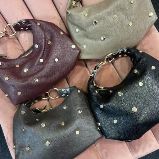 Bolso peil tachas.  